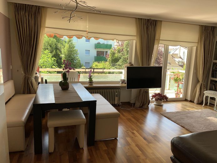 Schöne Lichtdurchflutete 4 Zimmer Wohnung – Wohnzimmer 