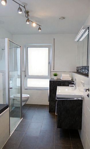 4-Zimmer-Wohnung mit Balkon und Fußbodenheizung in Augsburg – Tageslichtbad mit Dusche