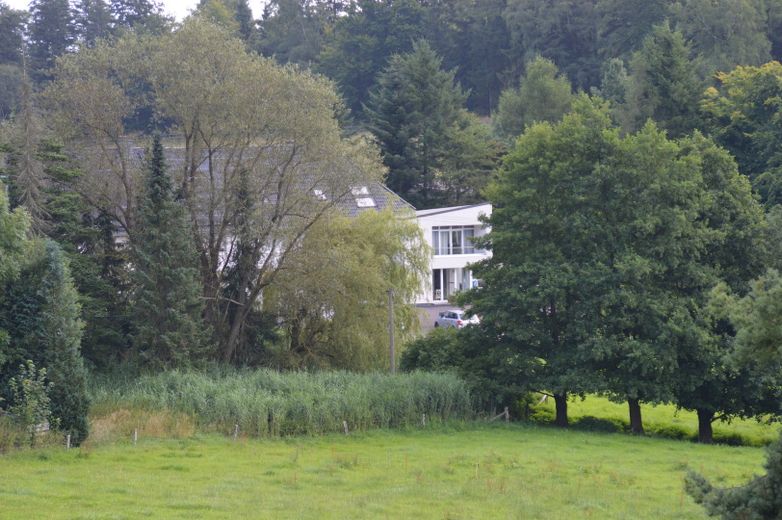 Blick Feldweg auf den Hof