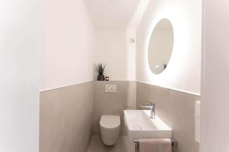 Erstbezug nach Kernsanierung: 4-Zimmer-Wohnung mit PV-Mieterstrom & TG-Stellplatz in S-Heumaden – WC
