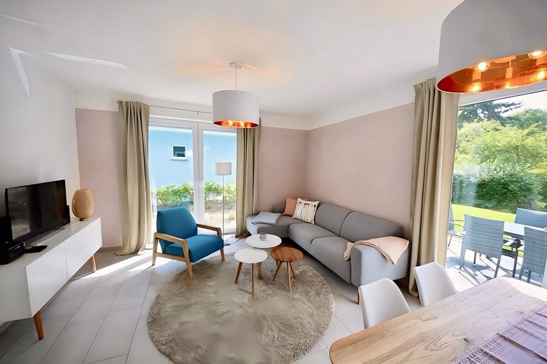 HORN IMMOBILIEN ++ tolles Ferienhaus in Röbel an der Müritz mit zwei Ferien-Wohnungen – Wohnzimmer