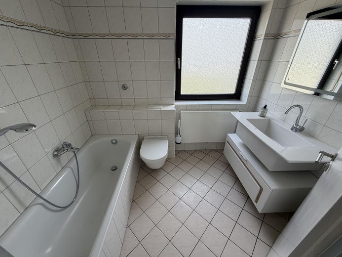 Huzurun şehre yakınlıkla buluştuğu yer – güneş alan güney bahçesiyle – Bad mit Badewanne OG