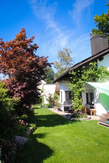 Ihr neues Zuhause in Grünwald: Großzügiges Einfamilienhaus ab Herbst verfügbar – Hausansicht von hinten