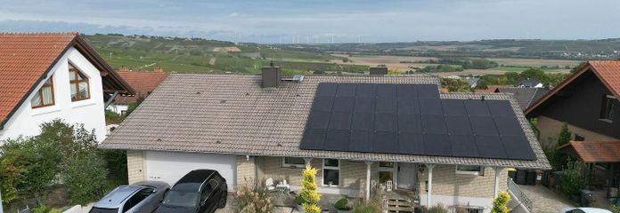 Twee-onder-een-kapwoning met weids uitzicht en grote tuin – Ansicht Straßenseite