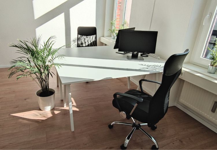 Arbeitsplatz direkt am Anger – Stecker rein und losarbeiten! – Büro