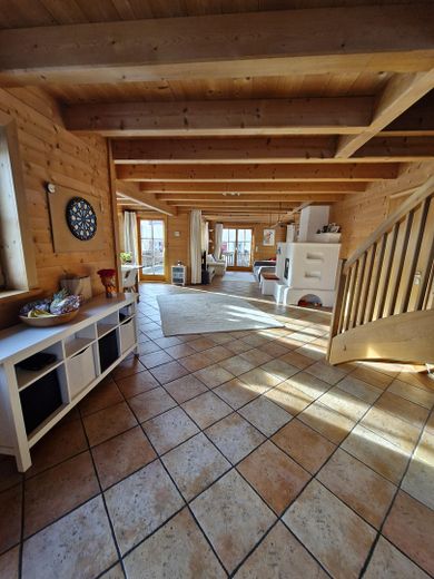 Ökol. Blockhaus in Bernau am Chiemsee – Zuhause auf Zeit für bis zu 5 Jahre, mit eigenem Garten – Wohnzimmer