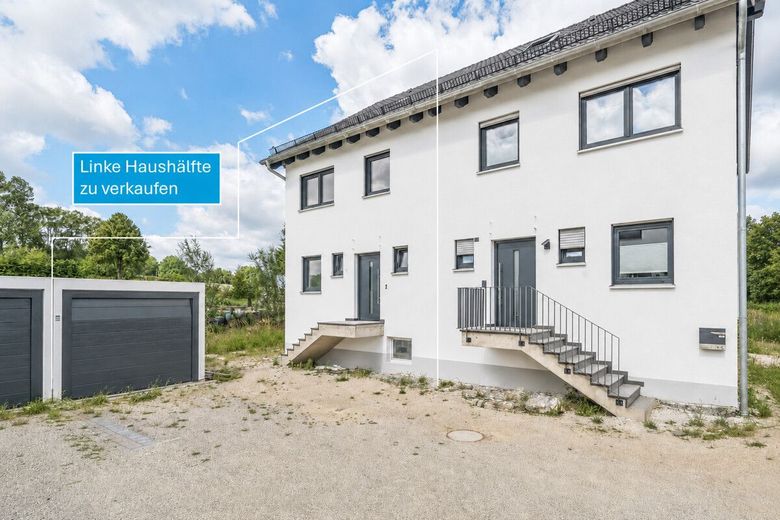 Jetzt schnell sein! Neubau-Doppelhaushälfte in Ergoldsbach mit Garten, Garage und KfW-55-Standard – Vorderansicht