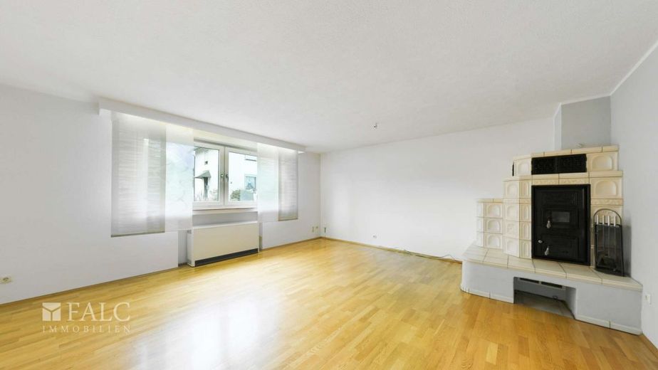 Freistehendes Familienhaus mit Wintergarten, drei Garagen und viel Platz – Wohnzimmer