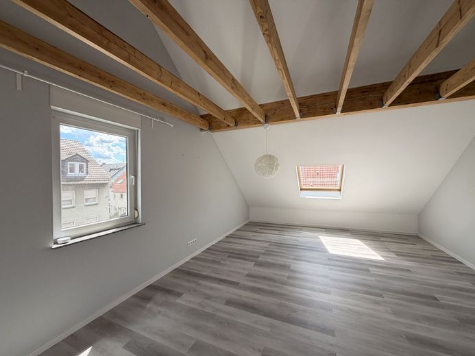 *Reihenendhaus in ruhiger Lage von FFM-Griesheim* – Dachstudio