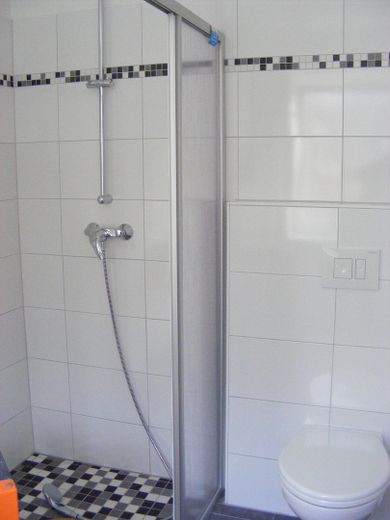 Inteligentny młody bliźniak w Norden – Dusche EG
