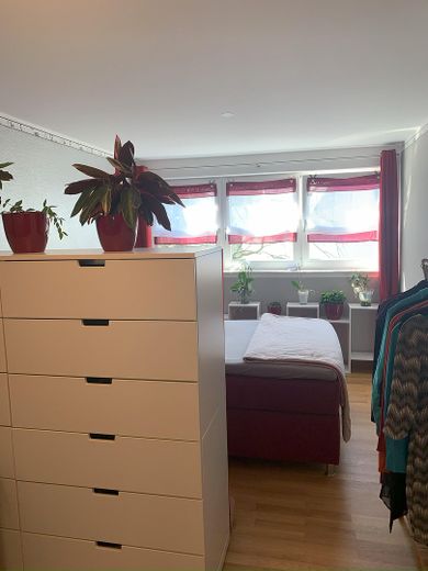 Oferta cenowa! Jasny, wolny od zamieszkania dwupoziomowy DG z dużym tarasem dachowym – Schlafzimmer