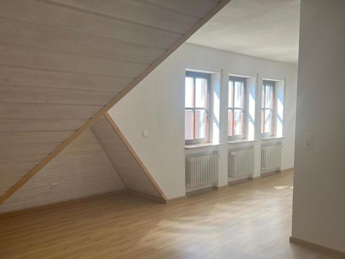 Helle Dachgeschosswohnung mit Marktplatzblick – zentral in Bad Buchau – Schlafen/Wohnen