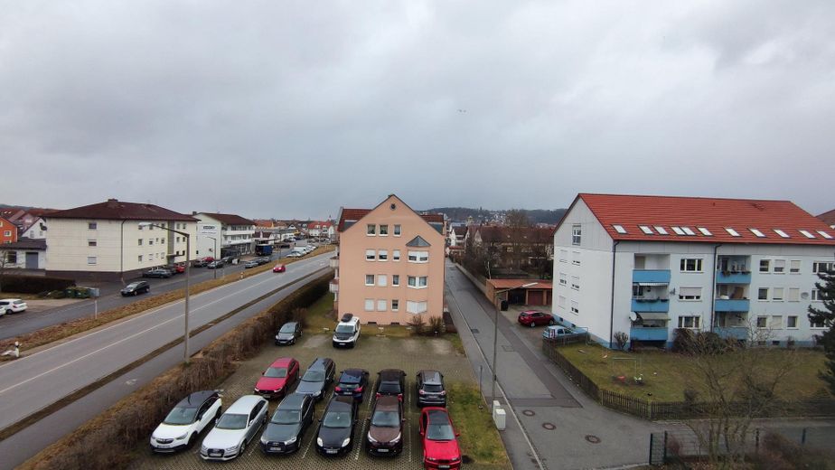Drei Zimmer DG Wohnung mit Balkon zentral gelegen in Schwandorf – Aussicht vom Wohnzimmer