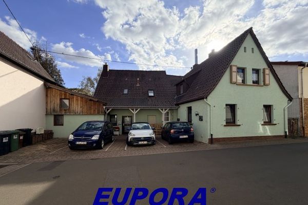 EUPORA® Immobilien: Albisheim में बगीचे के साथ 3-परिवार आवासीय घर।