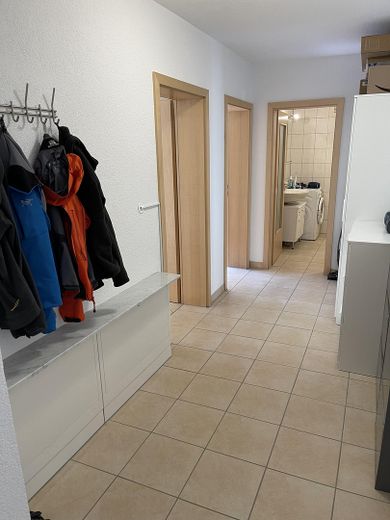 ruhige, helle 2,5 ZKB Souterrain Whg, FBH, voll klimatisiert, Parkplatz, SAT, Gbit Internet/WLAN – Diele/Garderobe