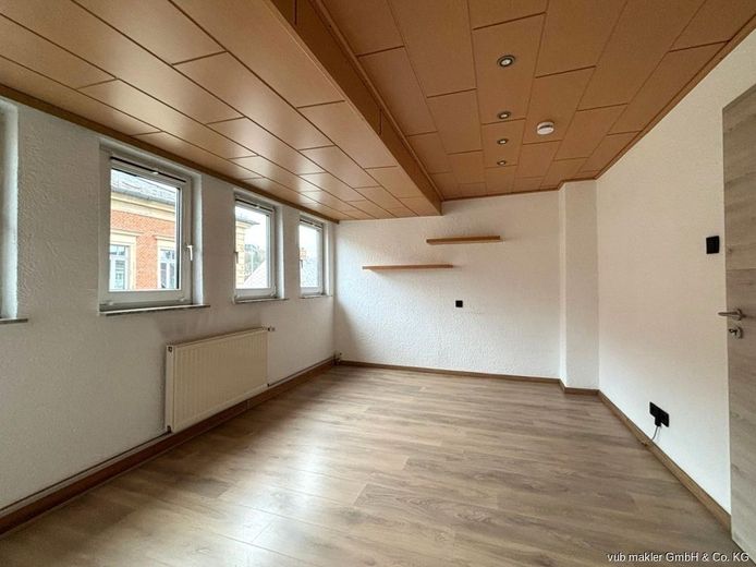 Reihenmittelhaus in zentraler Lage von Naila bietet ein großzügiges Zuhause – VUB0002349-12