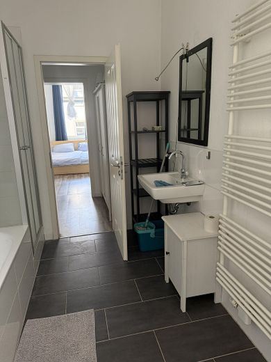 Badezimmer mit Badewanne und D