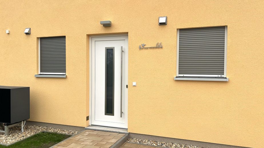 Ruhe mit Blick über Felder: Exklusives wohngesundes Plusenergie-Doppelhaus, S-Bahn fußläufig – Hauseingang
