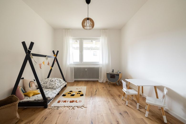 Gotowe do zamieszkania mieszkanie po remoncie: 4 pokoje, balkon i widok na zamek w centrum Königstein – Kinderzimmer
