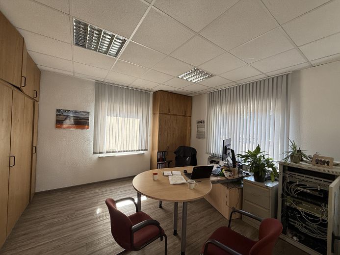 GUTE LAGE IN GUDENSBERG - Vielseitig nutzbare Gewerbeimmobilie mit Lager- und Freiflächen – Bürofläche