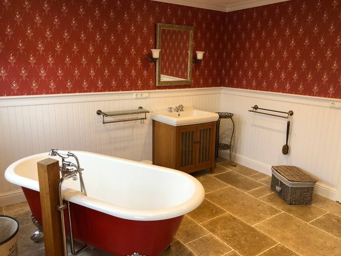 Landhaus "Rose Garden" direkt vor Sylt zu verkaufen! – Freistehende Badewanne