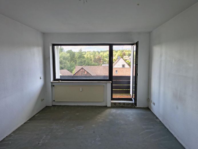 Appartement en copropriété solide de 2 pièces avec loggia et vue imprenable dans un emplacement calme – Wohnzimmer