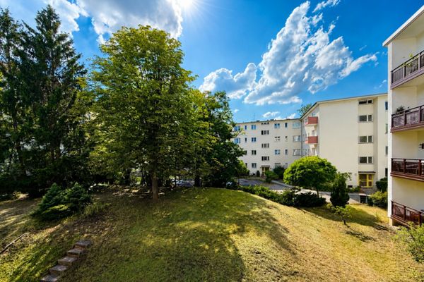 Bezugsfrei, zwei Balkone, Grünblick, PKW-Stellplatz und ansprechend modernisiert...