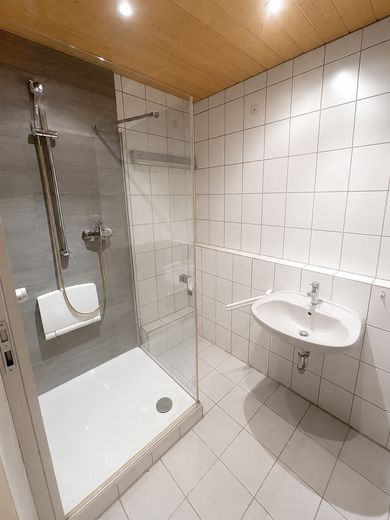 Jobcenter – جوب سنتر – Джобцентер – twoje nowe mieszkanie jest gotowe! – Badezimmer