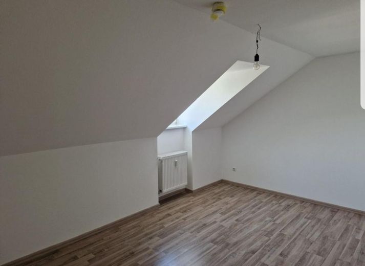 Modernisierte Dachgeschosswohnung – Zimmer
