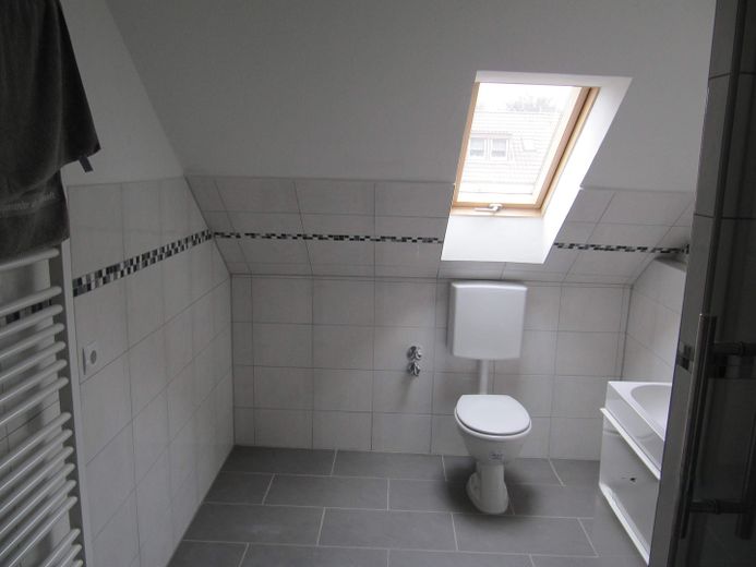 TOP LAGE LAUFAMHOLZ: LAUFEND UND UMFANGREICH MODERNISIERTES -- 6-ZIMMER-RMH MIT EINZELGARAGE. – Bad 2tes Etage