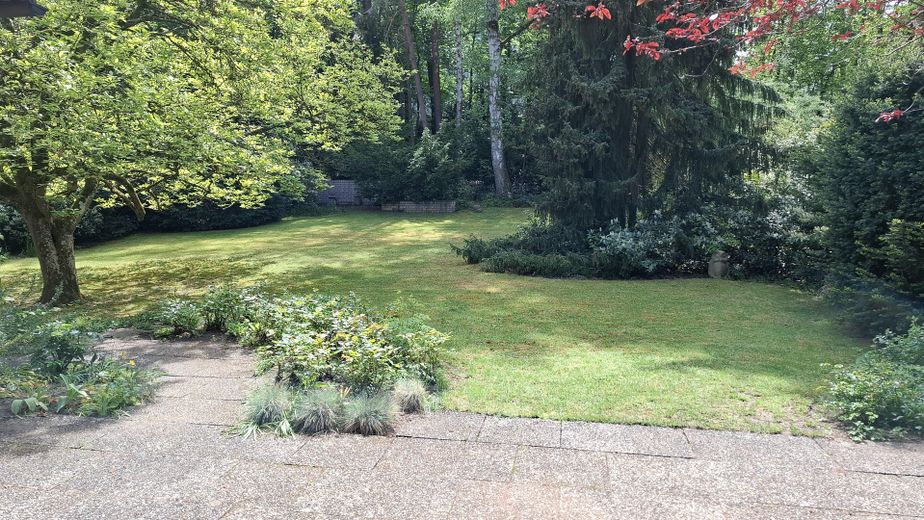Ampia casa di architetto con giardino da sogno in posizione centrale, da privato – Blick in den Garten