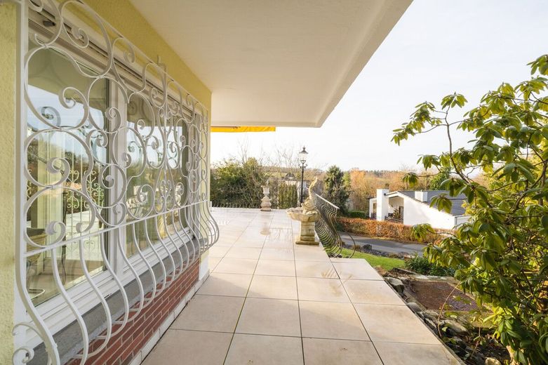 Helles, modernes Einfamiienhaus mit Terrasse - Balkon + Garten in Hümmerich - Preisreduzierung! – Terrasse