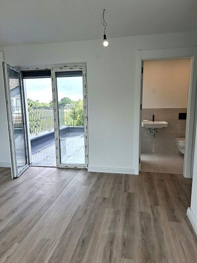 Wohntraum am Stadtrand von Wedel - Penthousewohnung mit zwei Dachterrassen – Schlafzimmer 1, Bad 2