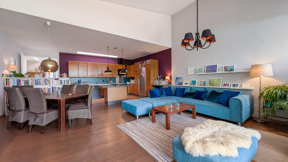 290 m² + 2.464 m² Naturidyll | Pool & Gartensauna | Aartalblick | Mehrgenerationen o. Vermietung – Wohnzimmer