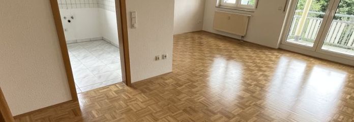 1. OG - in TOP Lage ! Bad mit Fenster + großes Wohnzimmer !