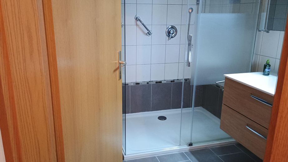 3-pokojowe mieszkanie na parterze z tarasem od strony południowo-wschodniej i miejscem parkingowym – prywatnie i bez prowizji – Bad - Bodentiefe, große Dusche