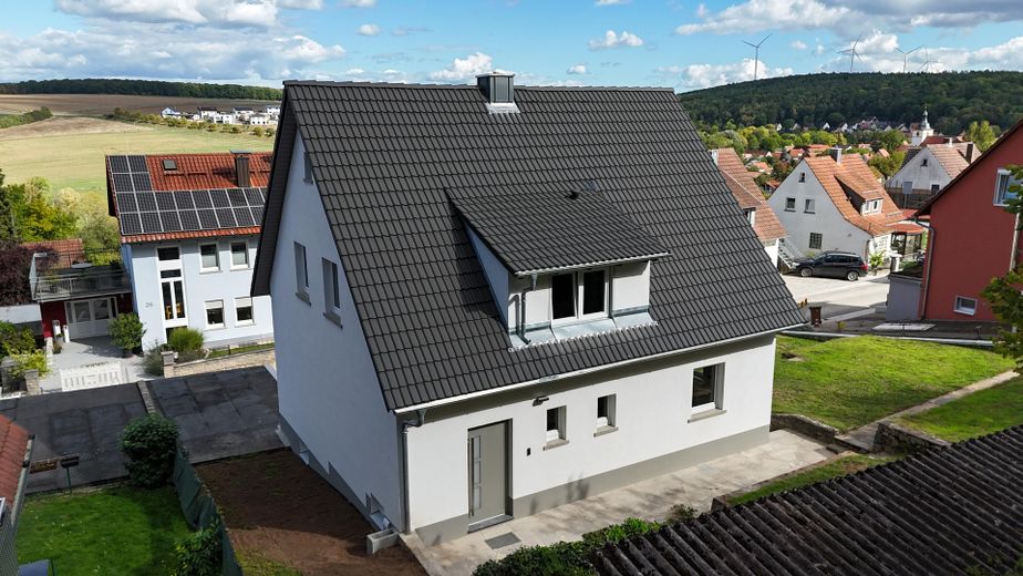 Umfassend modernisiertes Einfamilienhaus mit großem Grundstück und Waldanteil – Hausansicht West