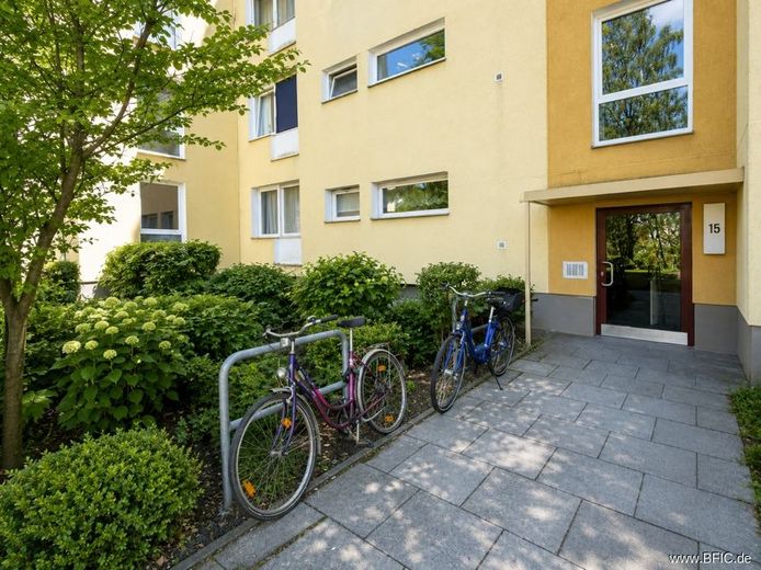 bezugsfrei hell ruhig Balkon: 2-Zi.-Whg im Hochparterre – Hausansicht