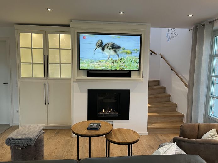 Smart TV, Gaskamin, Aufgang DG