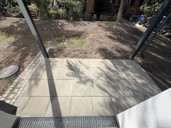 Jouw nieuwe thuis in het groen: nieuwbouwappartement met 2 kamers en tuin – Terrasse und Garten