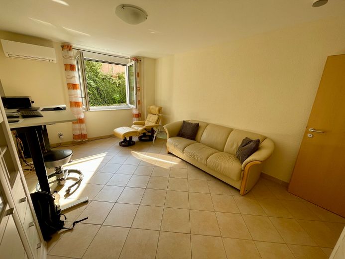 ruhige, helle 2,5 ZKB Souterrain Whg, FBH, voll klimatisiert, Parkplatz, SAT, Gbit Internet/WLAN – Wohnzimmer