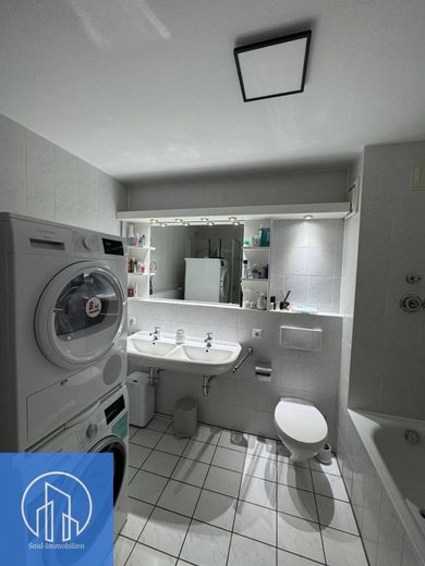 Familienfreundliche 3,5-Zimmer-Wohnung mit West-Loggia, EBK &amp; Tiefgaragenstellplatz – Badezimmer 1.0