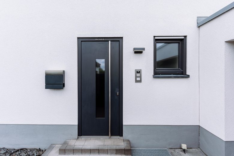 Hochwertige DHH mit Südgarten, PV, Wohnraumlüftung, 2 Wallboxen & ausgebautem Dachgeschoss – Eingang (außen)