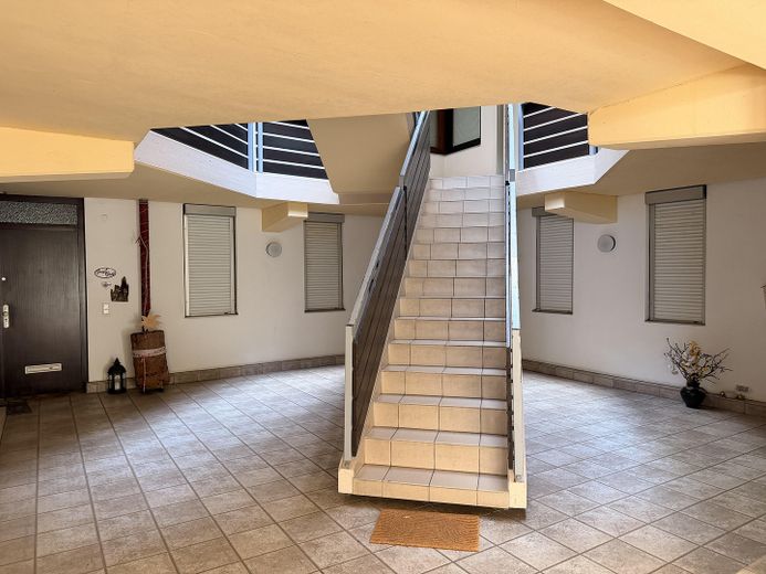 Appartement en duplex avec cheminée et terrasse sur le toit │ Votre nouvel appartement au-dessus des toits de Leverkusen – Treppenhaus