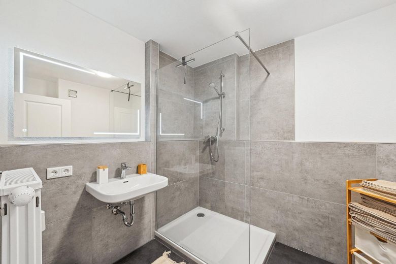 Appartamento esclusivo arredato e ristrutturato, cucina abitabile, balcone e posto auto in garage sotterraneo – Badezimmer