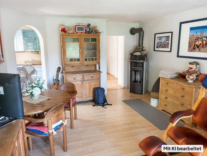 Geräumige 3 Zimmer Wohnung mit eigenem Garten und Garage – Wohnzimmer