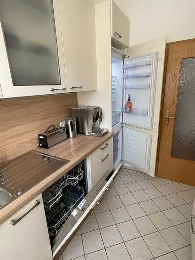 Ihr Zuhause auf Zeit: Helle 2-Zi.-Wohnung mit hochwertiger Ausstattung & Balkon – Küchenzeile rechts