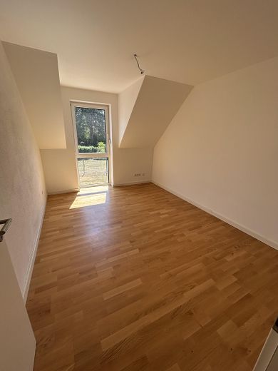 कतार के बीच का टाउनहाउस | 01.11.26 से | 203 m² | बगीचा | 2 गैरेज | सुसज्जित रसोई | फ्रेन्सडॉर्फ – OG Zimmer 1
