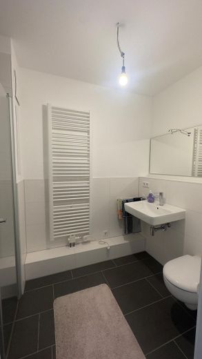 Wohnung mit Aussicht in Friedrichshain – Badezimmer