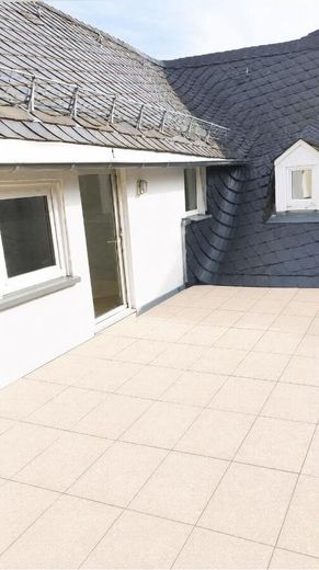 Abitare con fascino: 80m², 2,5 locali, terrazza sul tetto a Usingen – Sonnendachterrasse